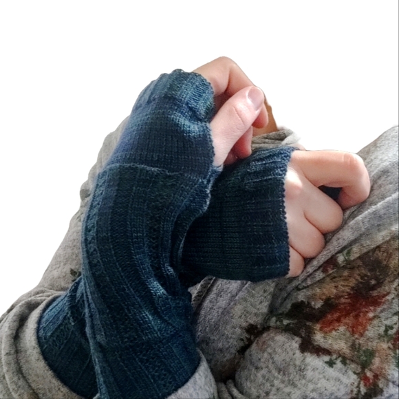 Cable knit arm warmers dark green teal, new in packaging - Picture 4 of 7